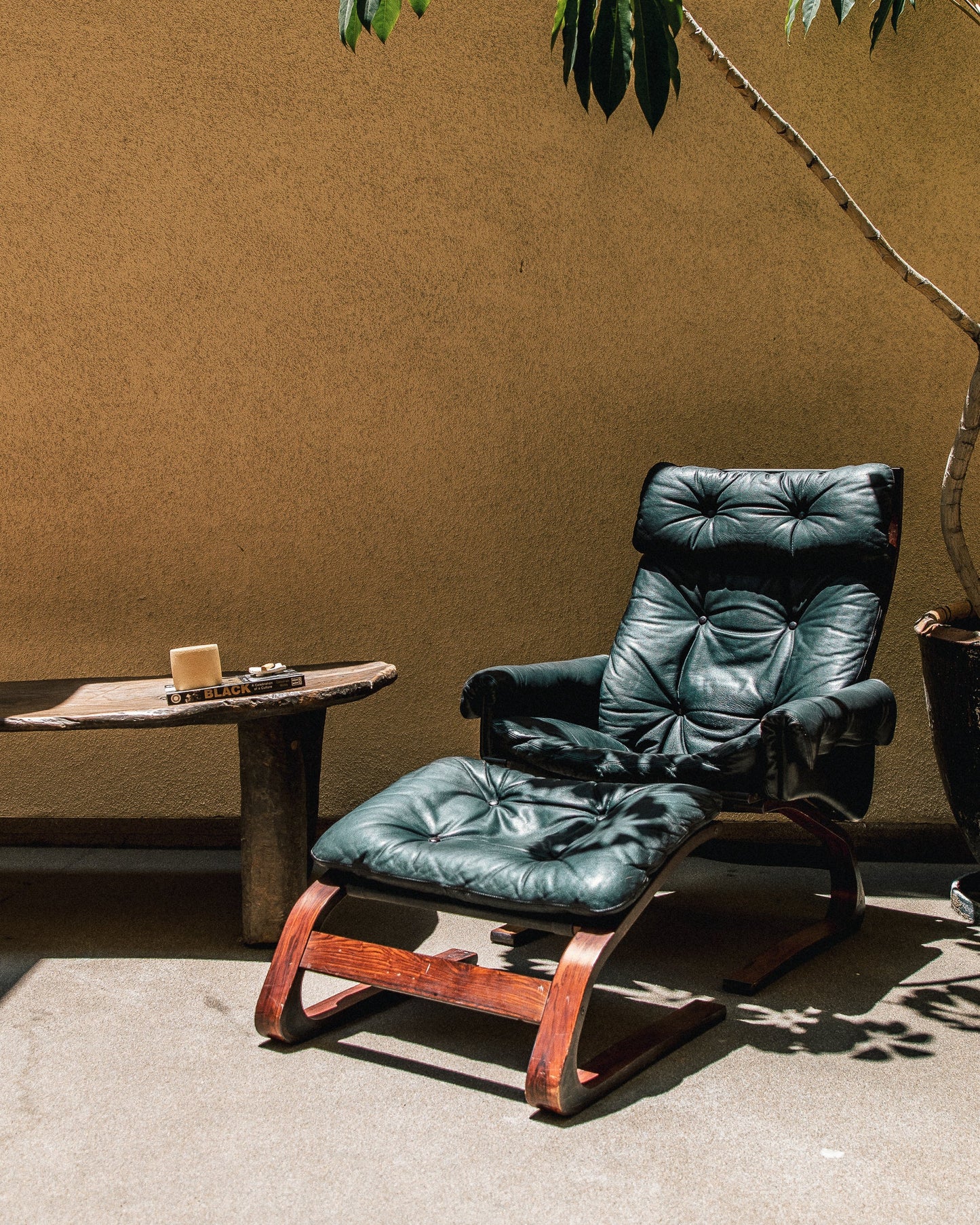 Kengu lounge chair in bent rosewood with original black leather upholstery, designed by Elsa and Nordal Solheim for RYBO Rykken, Norway circa 1960