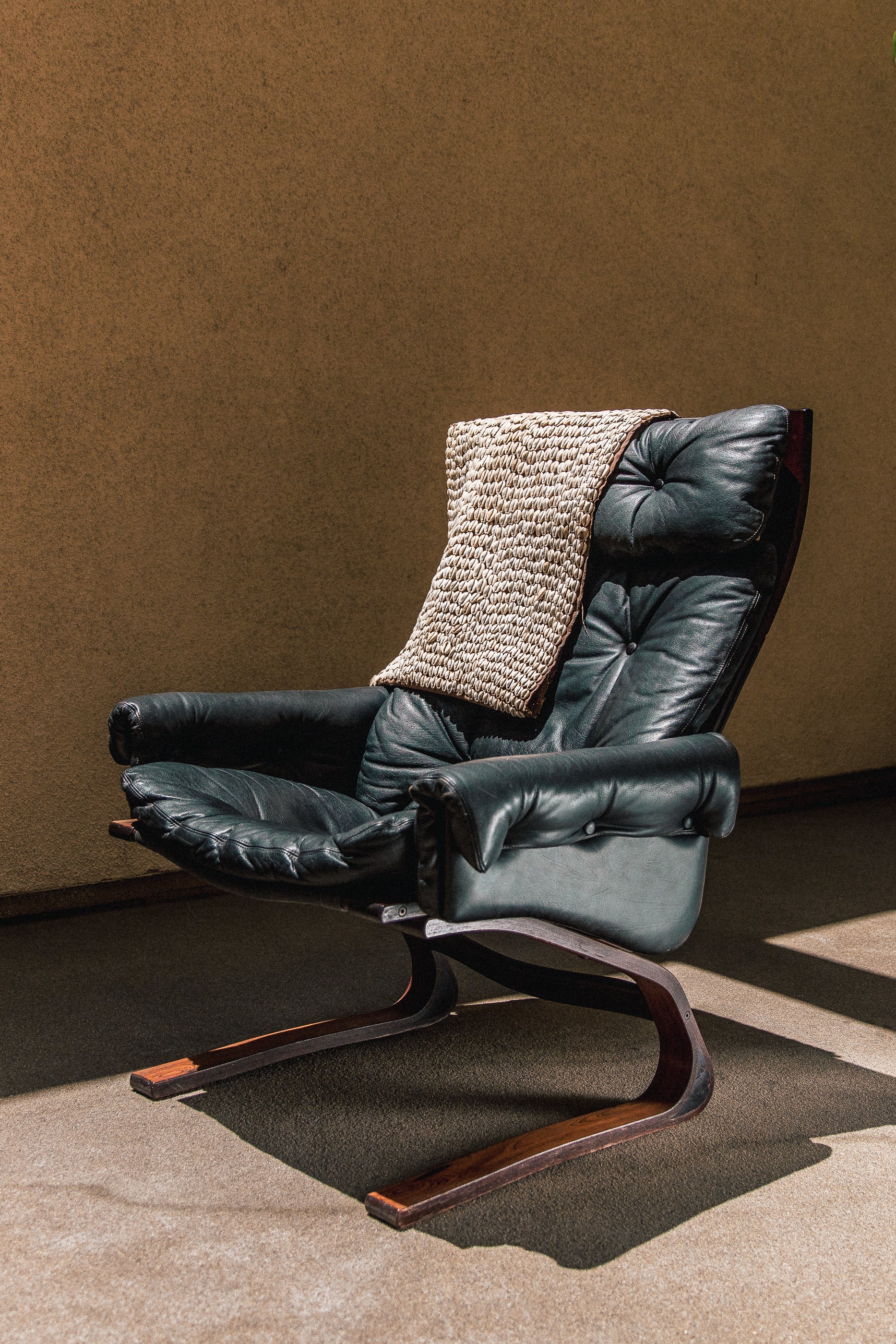 Detail of the original black leather upholstery on the Kengu lounge chair