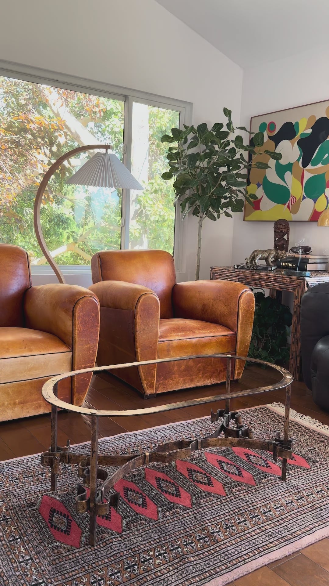 Video showing the gilded finish and its variation across the iron frame
